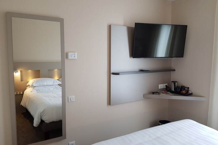 Room 8 of 103