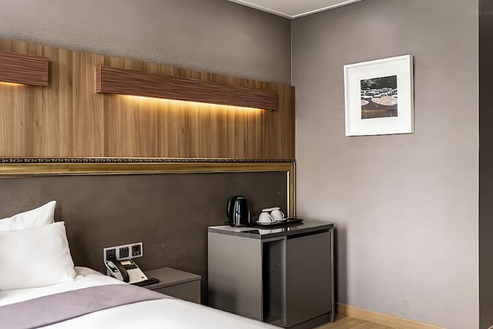 Room 13 of 42