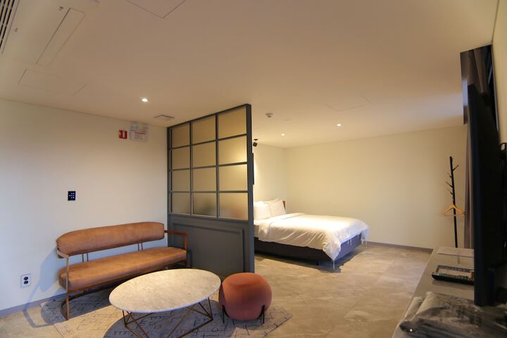 Room 104 of 190