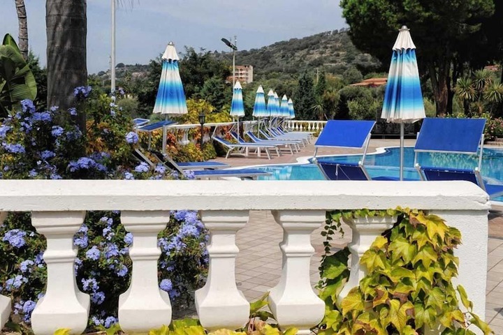 Hotel Pool