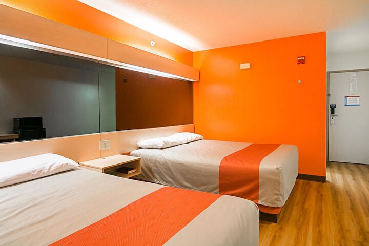 1 Queen Bed (3 of 11)
