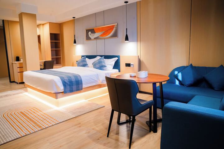 Room 5 of 17