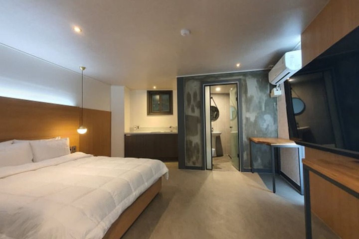 Room 8 of 92