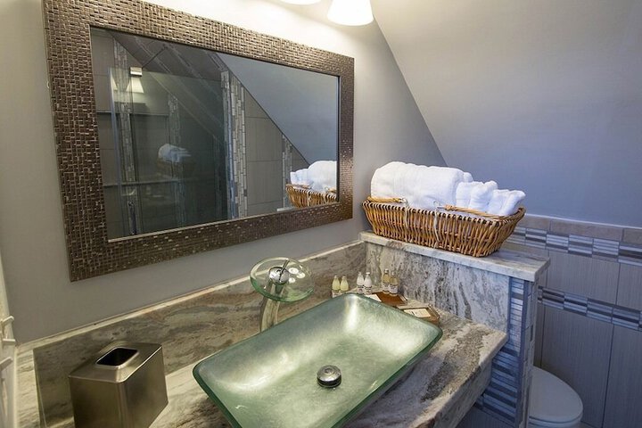 Diplomat Luxury King Bed Harbour View (29 of 32)