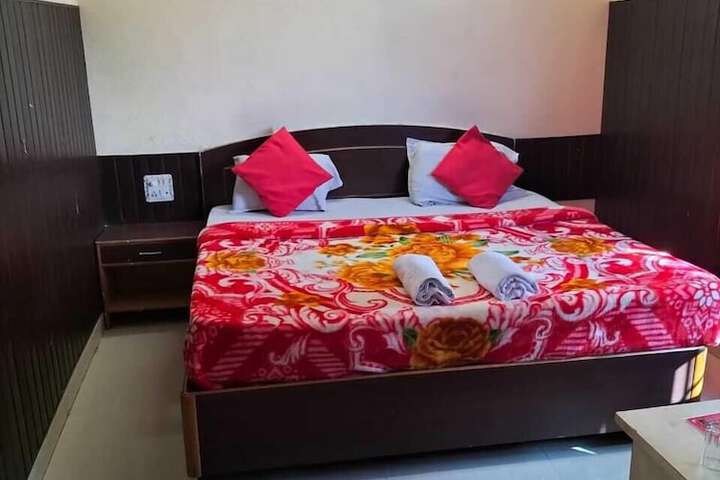 Room 8 of 12