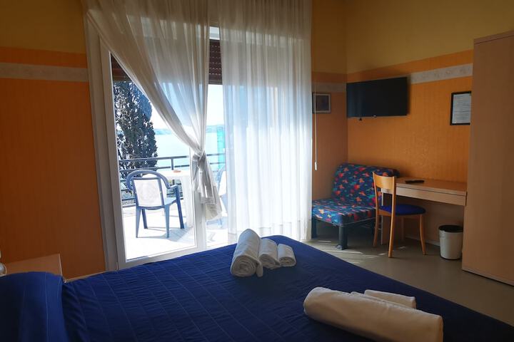Room 27 of 41