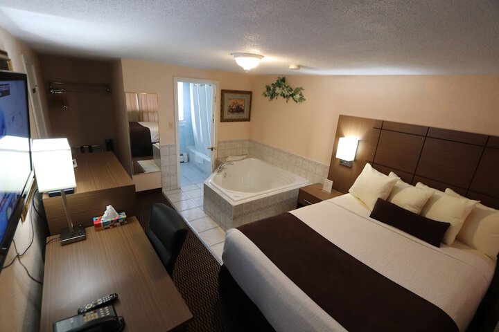 1 Queen Bed Hot Tub (7 of 7)