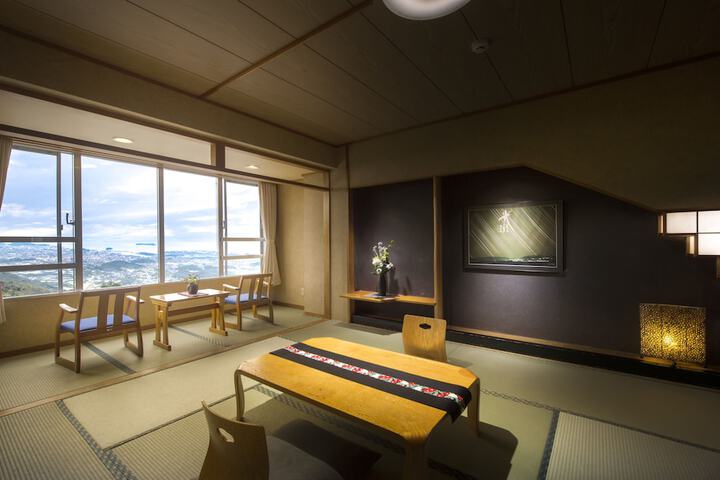 Room 4 of 104
