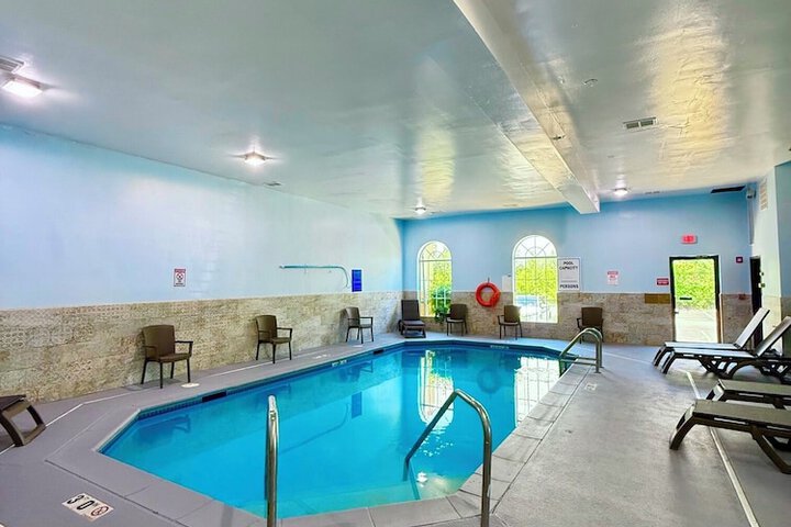 Pool image of Ramada by Wyndham Glendale Heights / Lombard