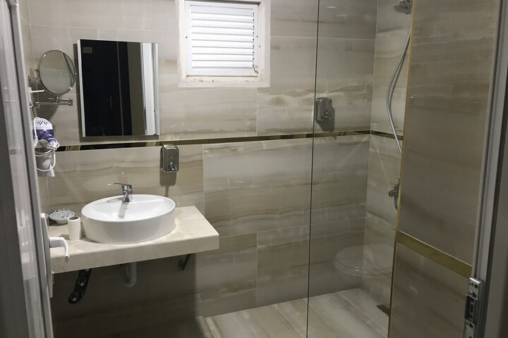 Room 15 of 28