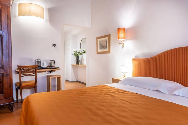Room 6 of 18