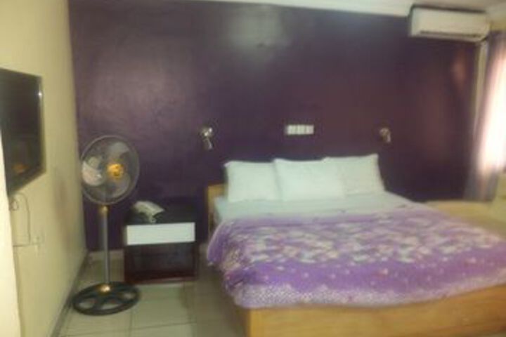 Room 8 of 18
