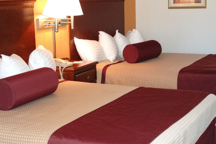 2 Queen Beds (2 of 12)