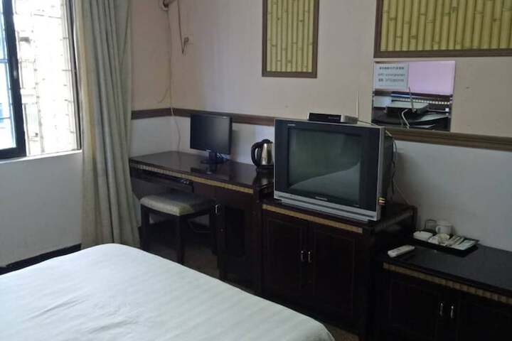 Room 5 of 9