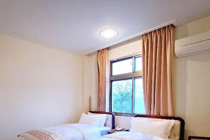Room 4 of 52