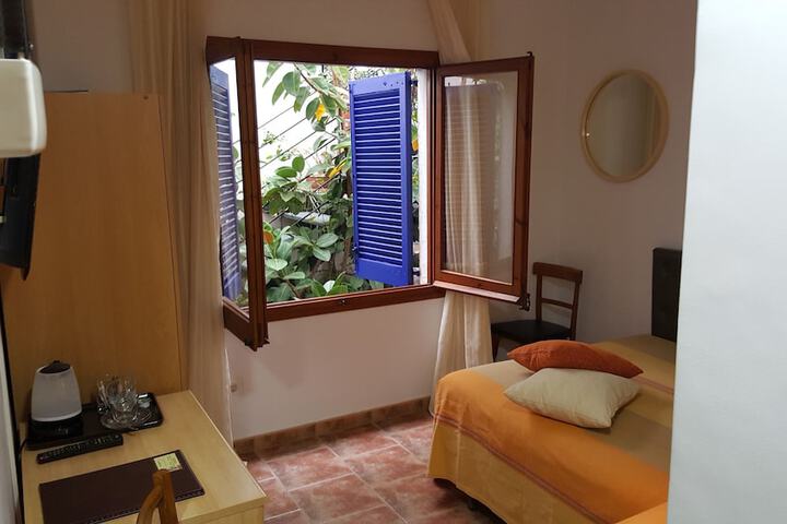 Room 10 of 48