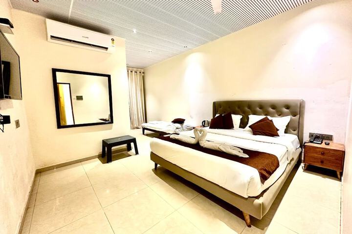 Room 2 of 10