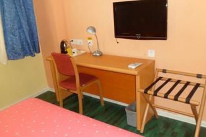 Room 13 of 33