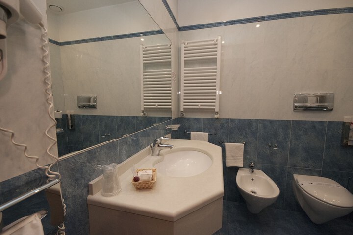 Room 9 of 34