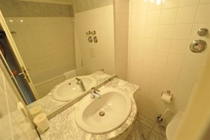 Room 4 of 41