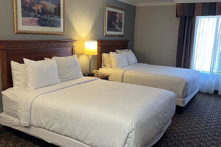 2 Queen Beds (6 of 7)