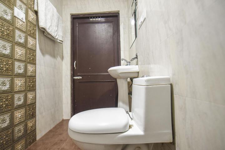 Oyo 7905 Holiday Inn