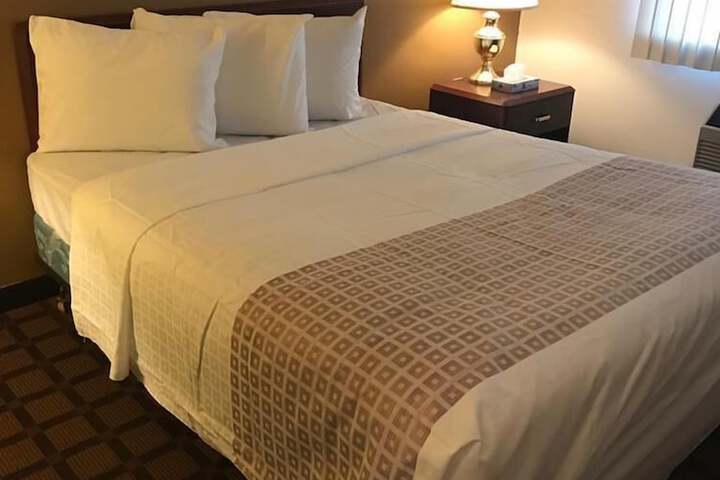 1 Queen Bed (3 of 6)