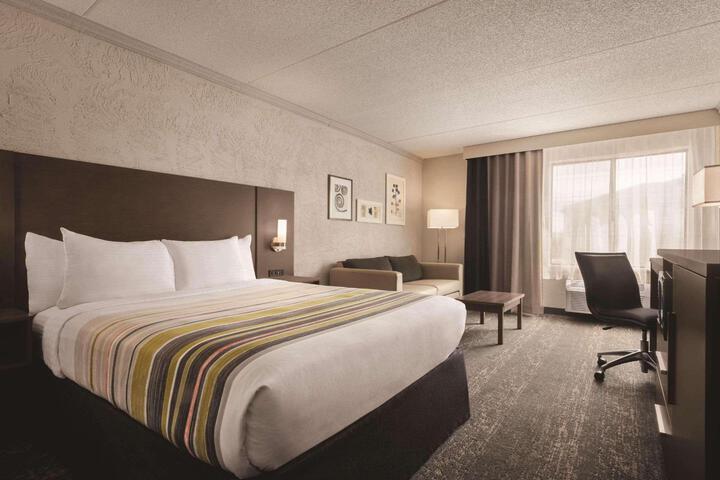 1 Queen Bed (7 of 15)