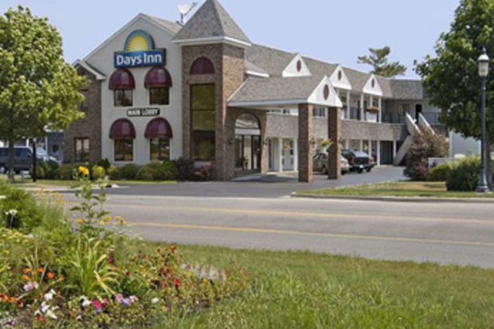 Exterior of Lakeview Hotel