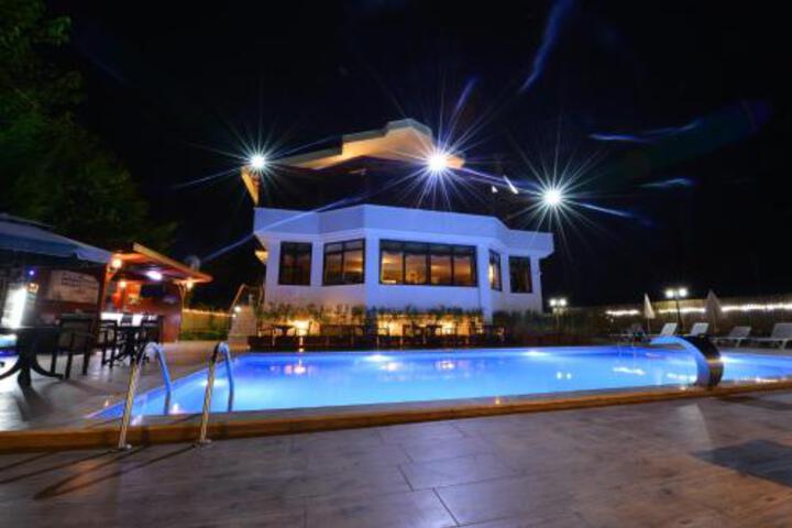 Hotel 5 of 108