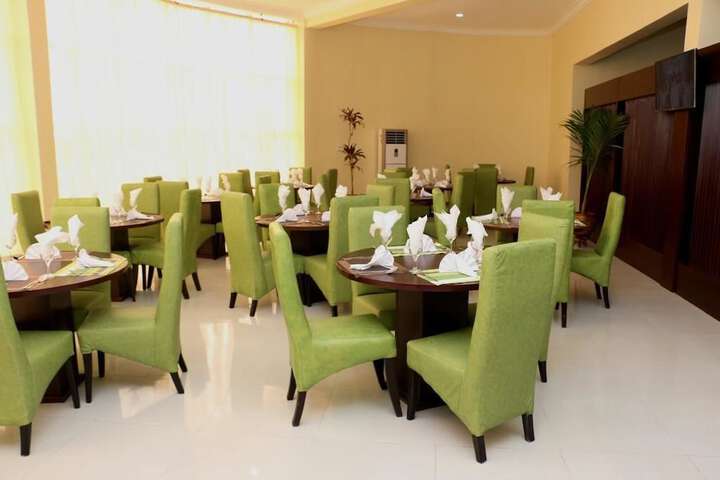 Dining 17 of 20