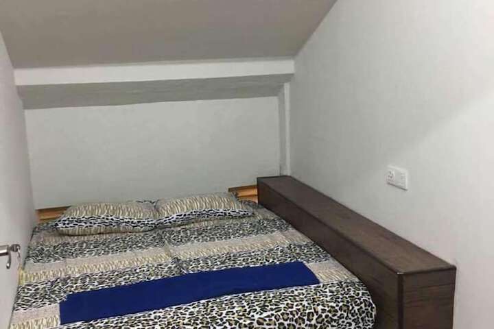 Room 9 of 38