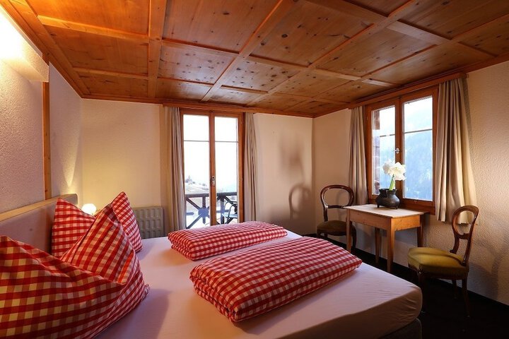 Room 4 of 16
