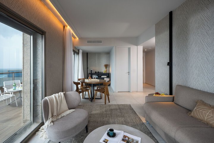 Room 43 of 104
