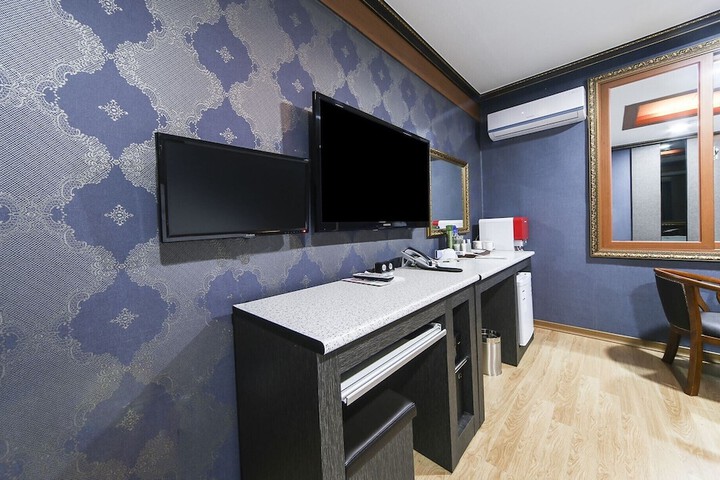 Room 17 of 26