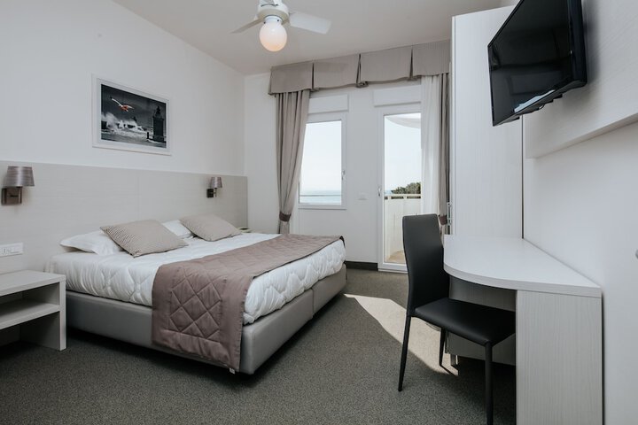 Room 8 of 25