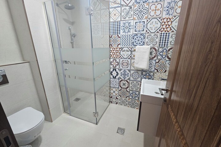 Room 4 of 7