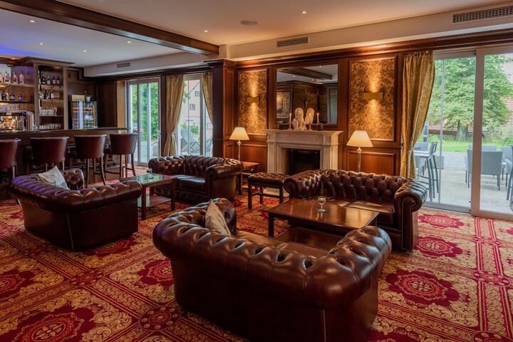 Lounge 74 of 92