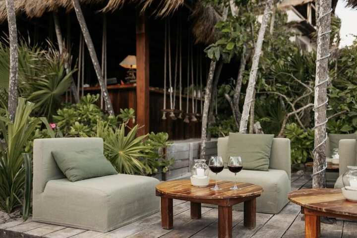 Lounge 100 of 131