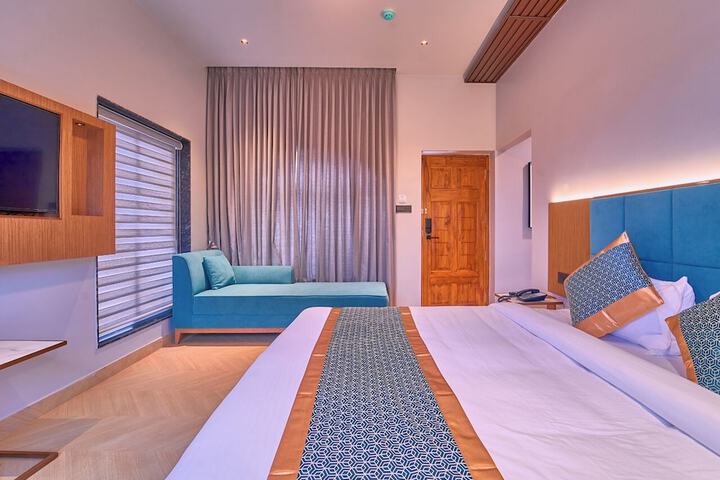Room 6 of 100