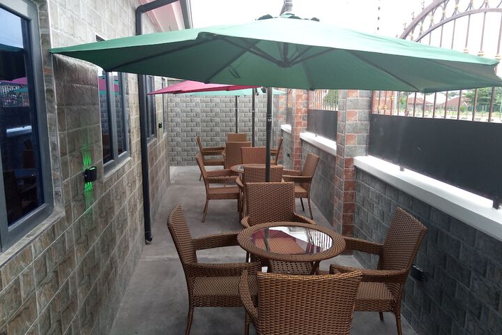 Lounge 5 of 16