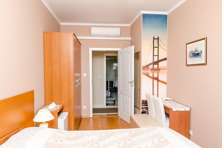 Room 6 of 31
