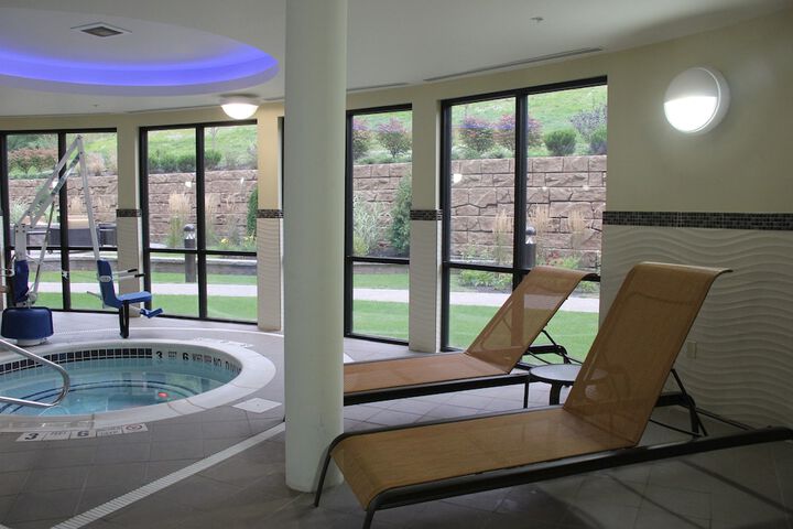 Indoor spa tub