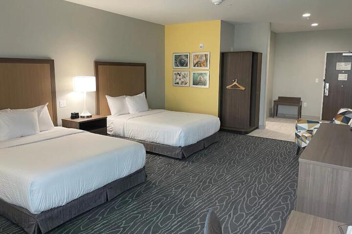 2 Queen Beds (10 of 26)