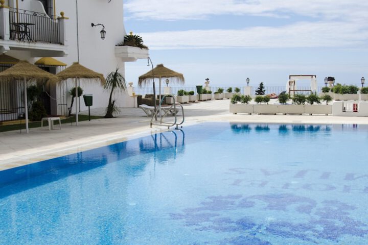 Hotel with Pool