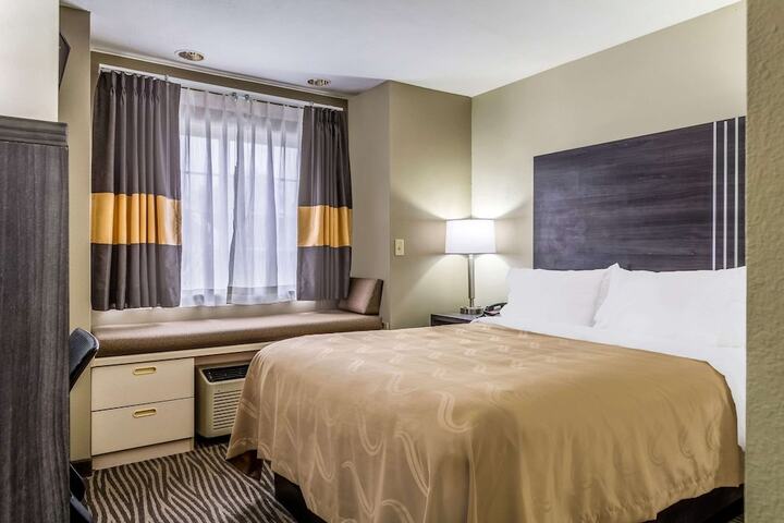 1 Queen Bed (4 of 13)