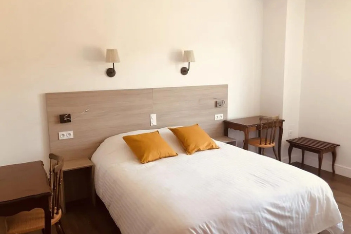 Room 4 of 8