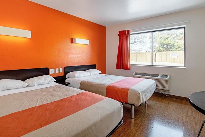 2 Double Beds (7 of 7)