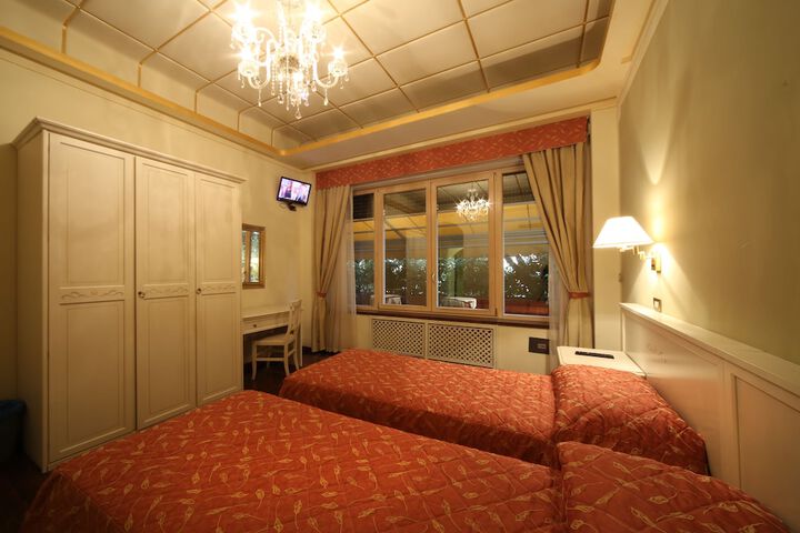 Room 7 of 25