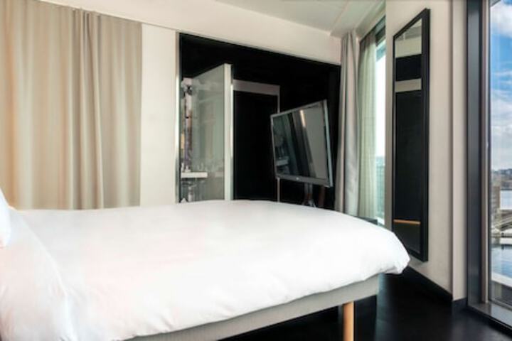 Room 8 of 214